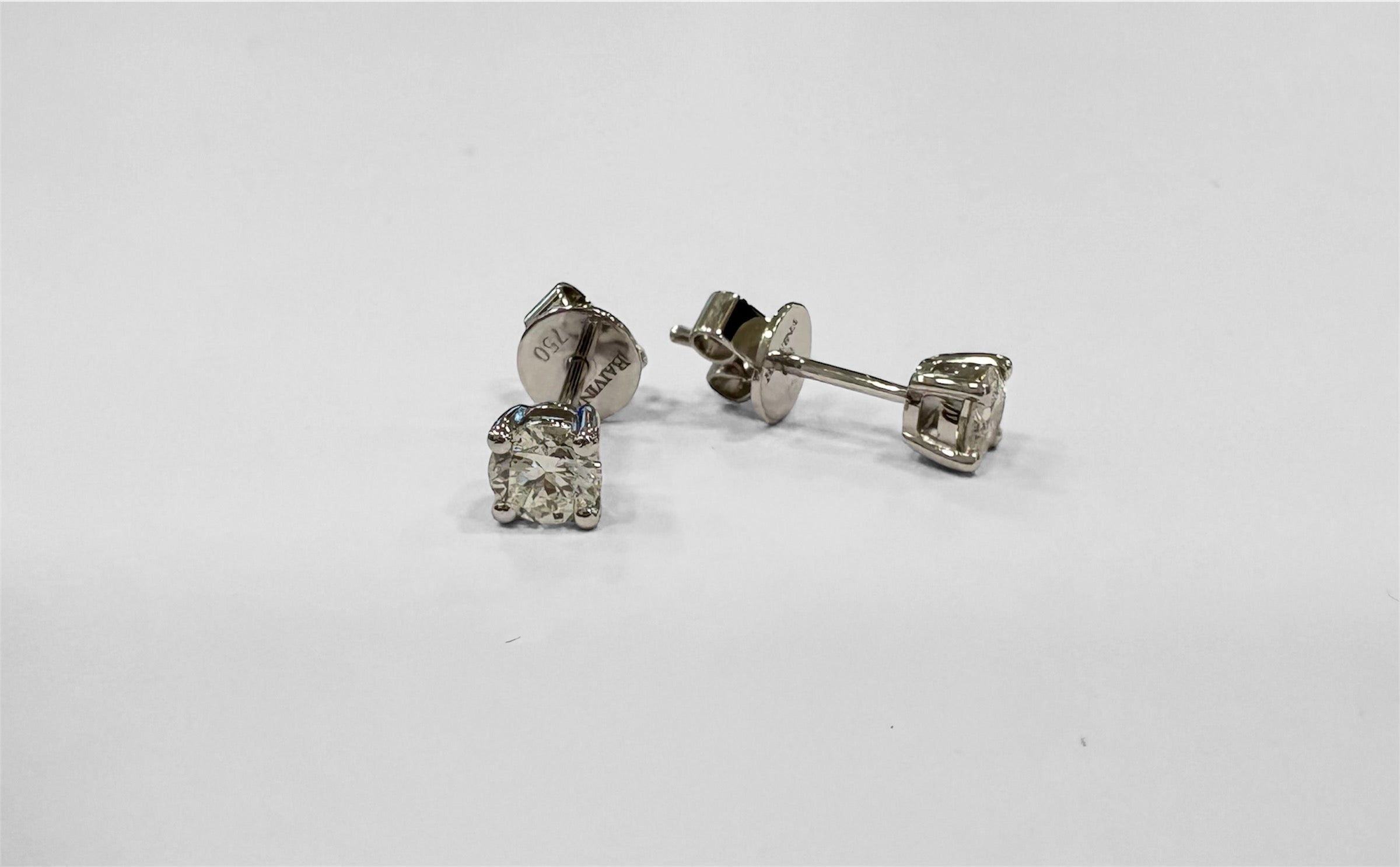 18K white gold earring studs