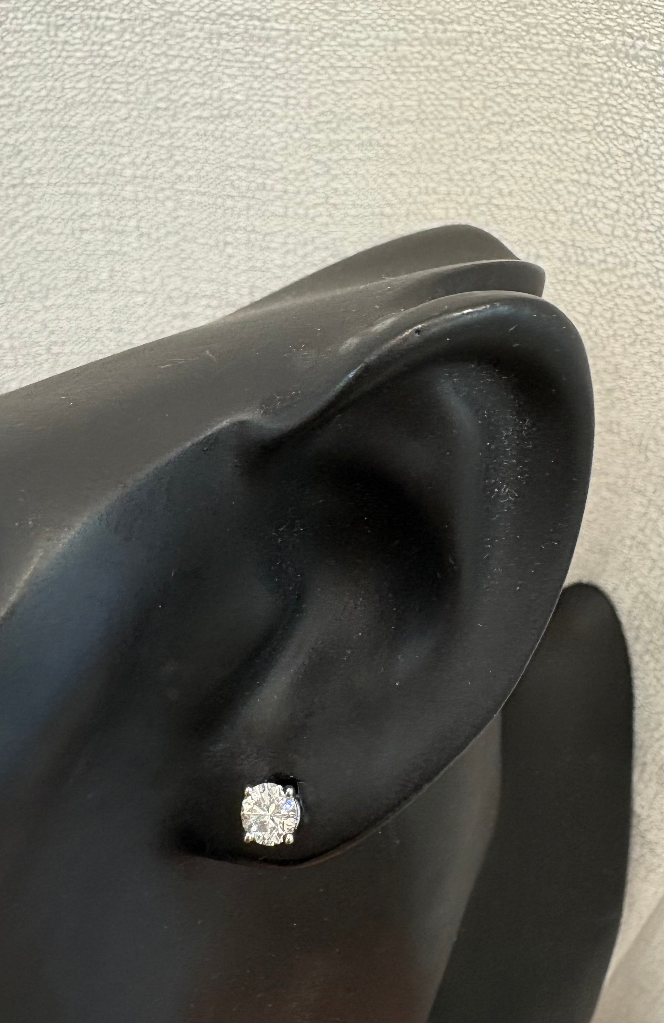 9K white gold earring studs