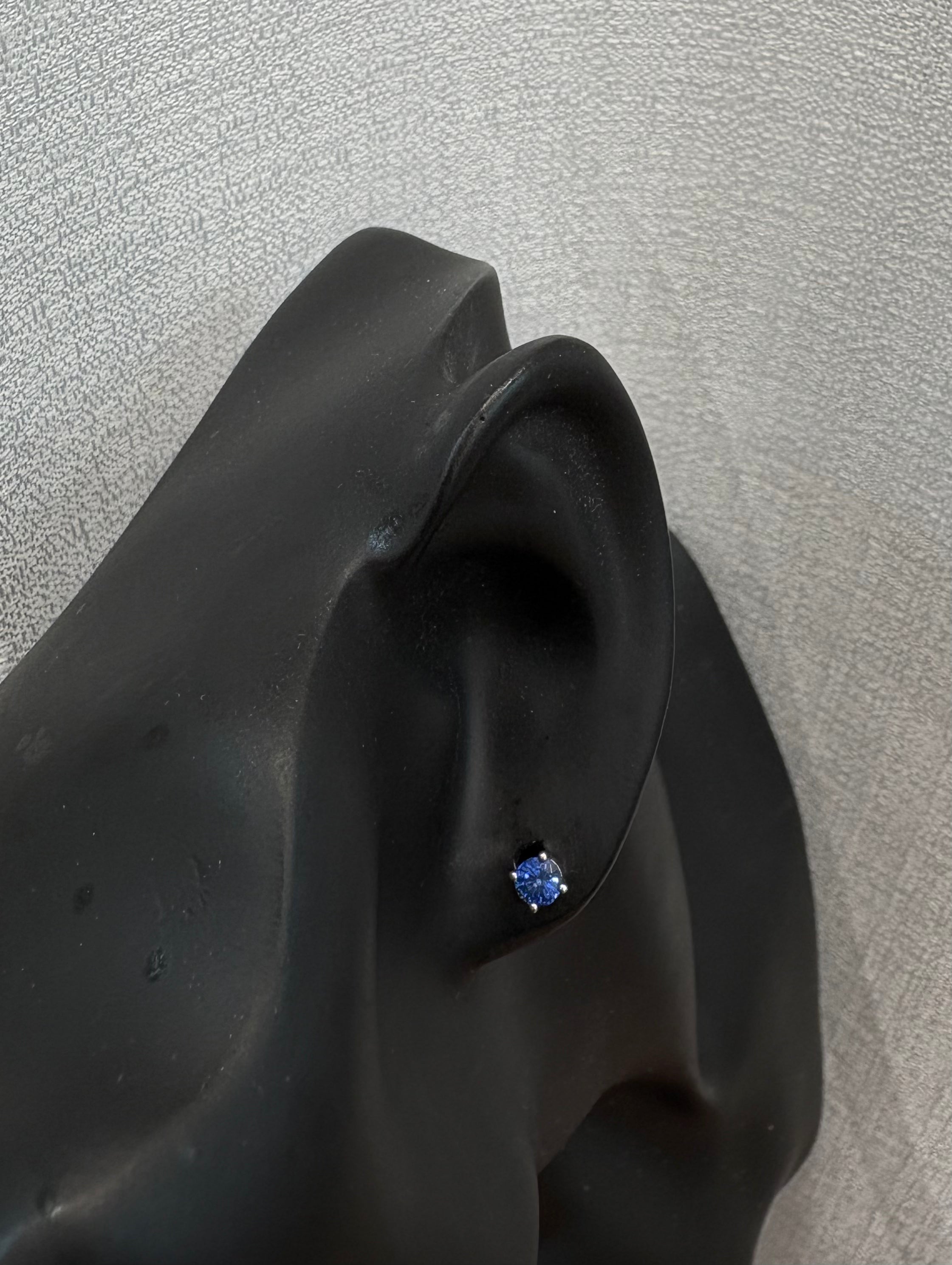 18K white gold earring studs