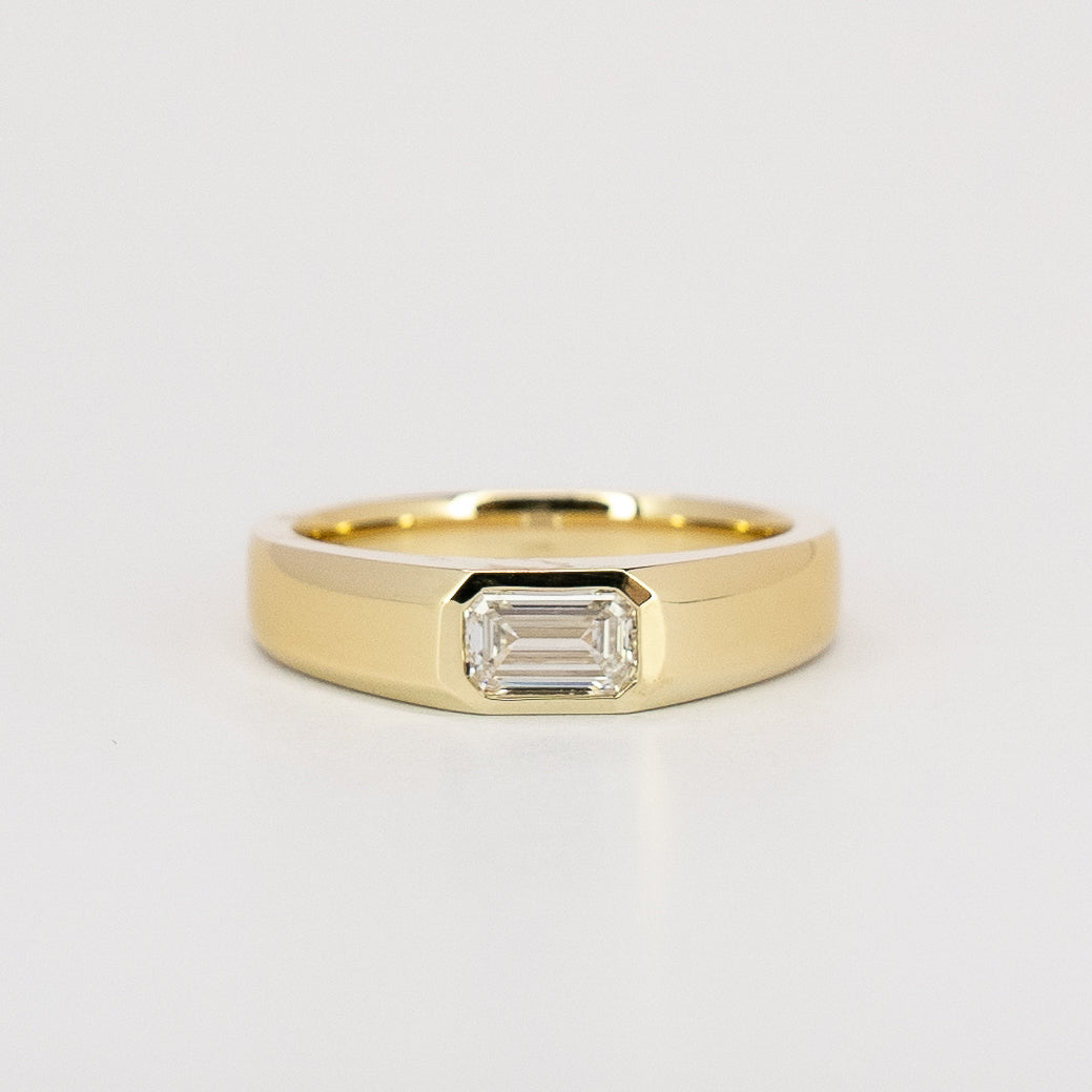 Signet Ring | 9 Karat Yellow Gold | Lab-created Diamond | Emerald 0.40ct