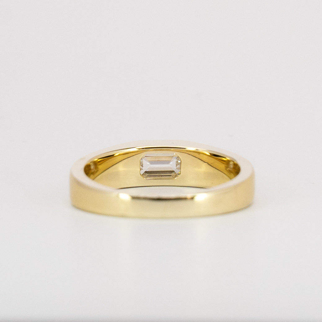 Signet Ring | 9 Karat Yellow Gold | Lab-created Diamond | Emerald 0.40ct