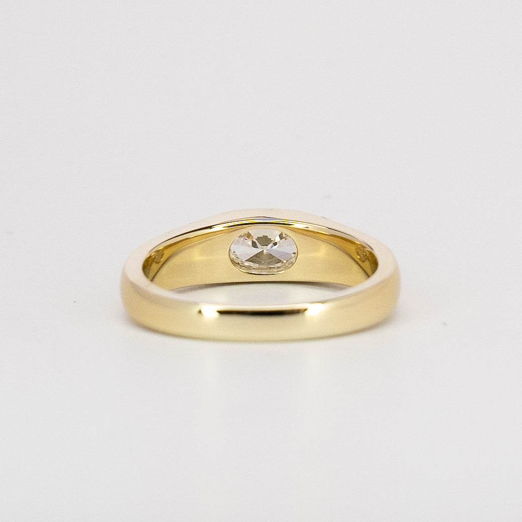 Signet Ring | 9 Karat Yellow Gold | Lab-created Diamond | Oval 0.45ct
