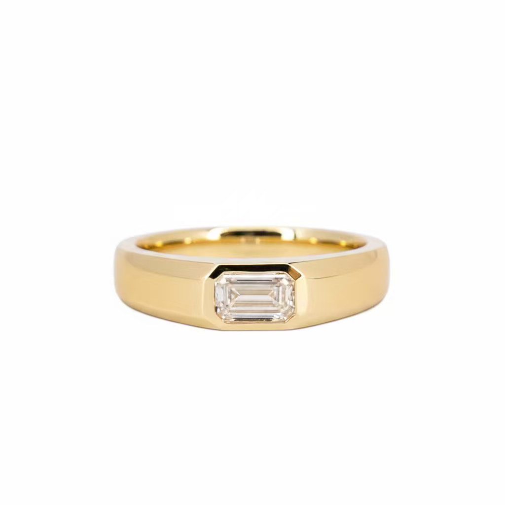 Signet Ring | 9 Karat Yellow Gold | Lab-created Diamond | Emerald 0.40ct
